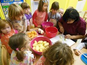 Kuchaři připravují bramborový salát